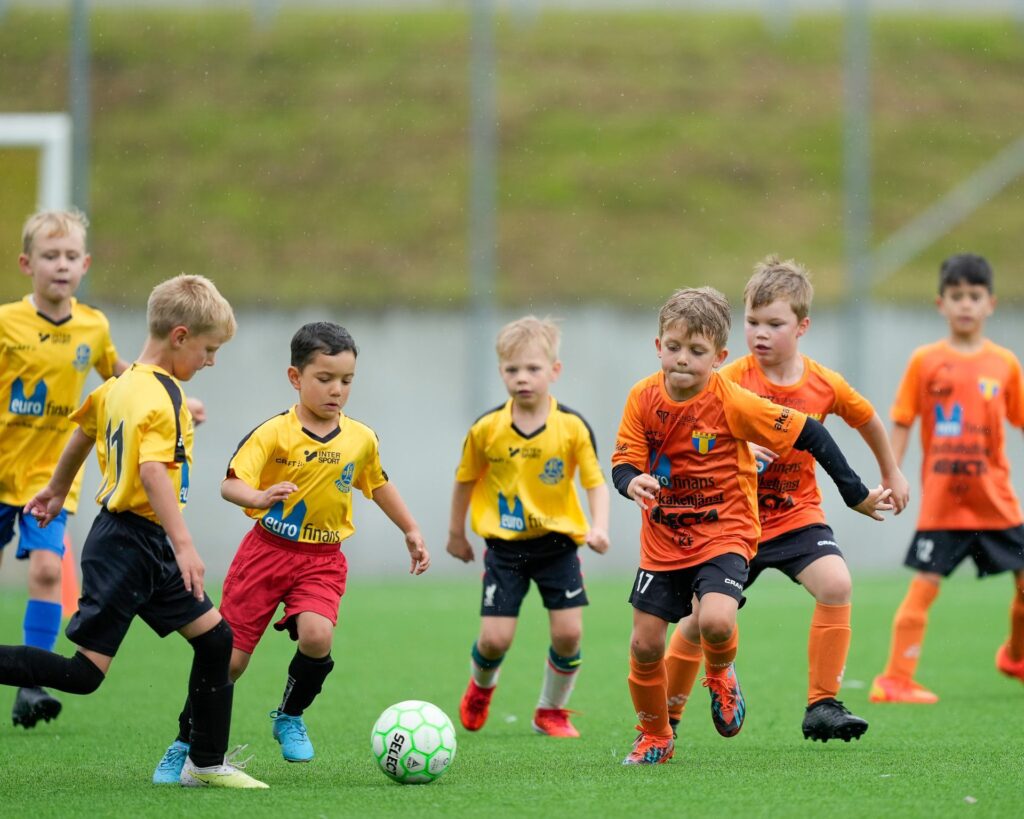 Ungdomsspelare i Lunds BK i gult under match